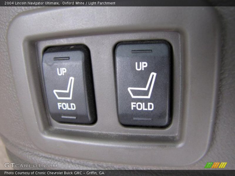 Oxford White / Light Parchment 2004 Lincoln Navigator Ultimate