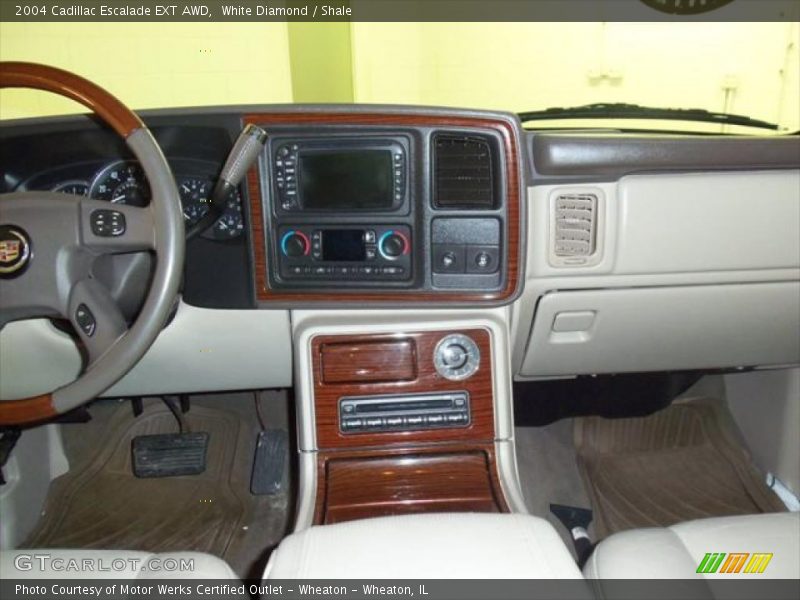 Dashboard of 2004 Escalade EXT AWD