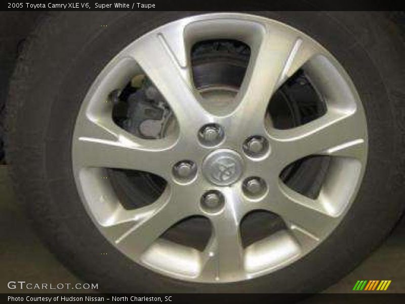 Super White / Taupe 2005 Toyota Camry XLE V6
