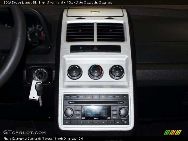 Bright Silver Metallic / Dark Slate Gray/Light Graystone 2009 Dodge Journey SE