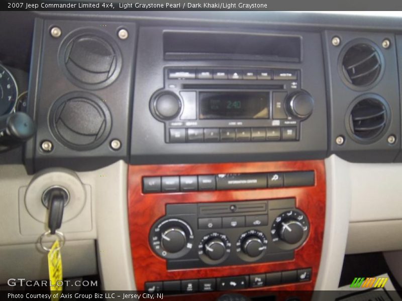 Light Graystone Pearl / Dark Khaki/Light Graystone 2007 Jeep Commander Limited 4x4