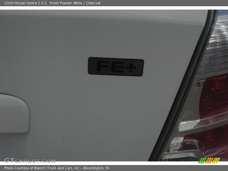 Fresh Powder White / Charcoal 2009 Nissan Sentra 2.0 S