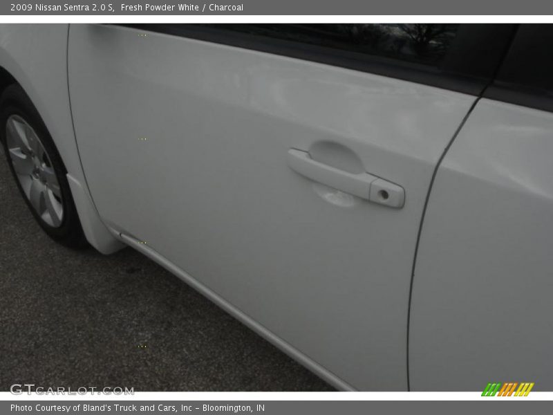 Fresh Powder White / Charcoal 2009 Nissan Sentra 2.0 S