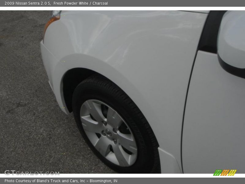 Fresh Powder White / Charcoal 2009 Nissan Sentra 2.0 S