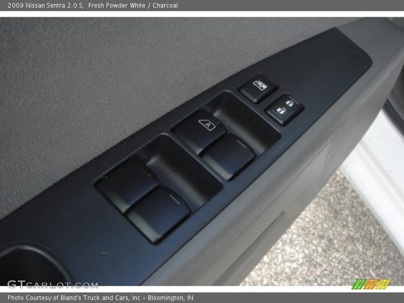 Fresh Powder White / Charcoal 2009 Nissan Sentra 2.0 S