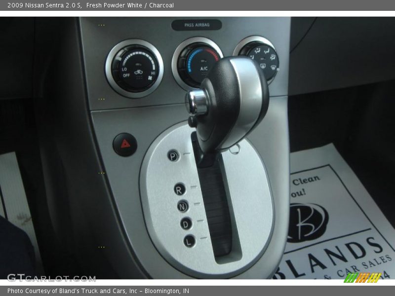 Fresh Powder White / Charcoal 2009 Nissan Sentra 2.0 S