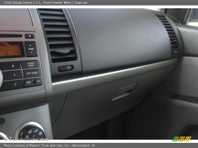 Fresh Powder White / Charcoal 2009 Nissan Sentra 2.0 S