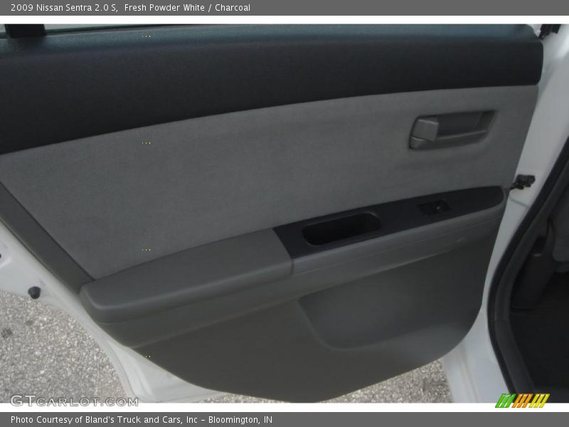 Fresh Powder White / Charcoal 2009 Nissan Sentra 2.0 S