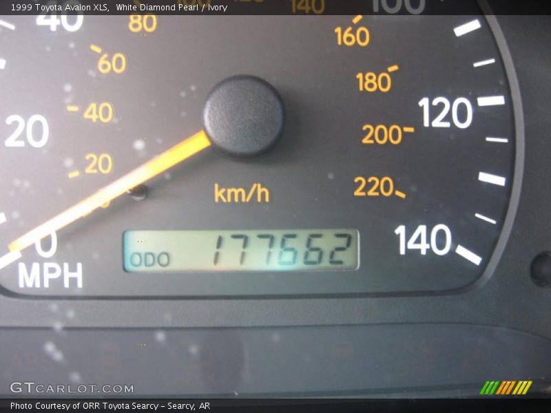 White Diamond Pearl / Ivory 1999 Toyota Avalon XLS