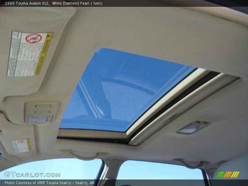 White Diamond Pearl / Ivory 1999 Toyota Avalon XLS