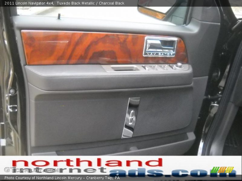 Tuxedo Black Metallic / Charcoal Black 2011 Lincoln Navigator 4x4