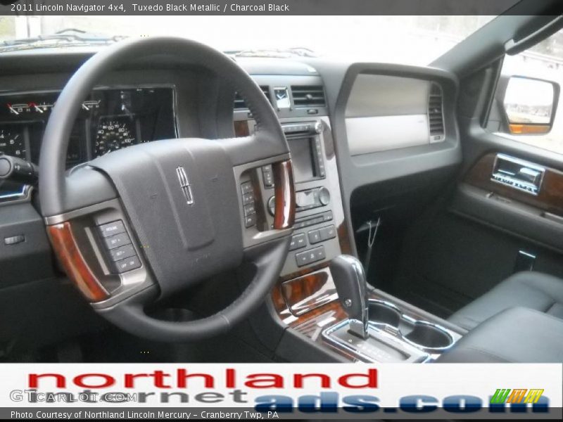 Tuxedo Black Metallic / Charcoal Black 2011 Lincoln Navigator 4x4