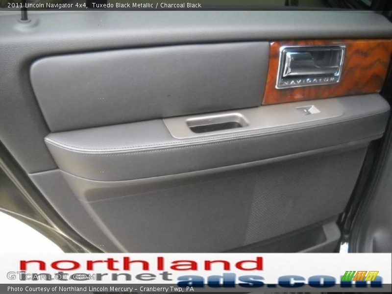 Tuxedo Black Metallic / Charcoal Black 2011 Lincoln Navigator 4x4