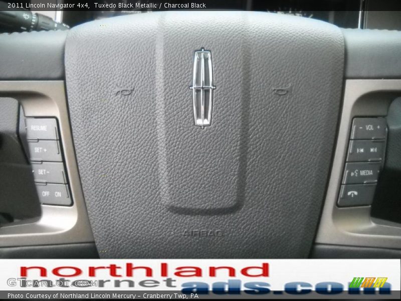Tuxedo Black Metallic / Charcoal Black 2011 Lincoln Navigator 4x4