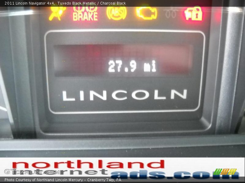 Tuxedo Black Metallic / Charcoal Black 2011 Lincoln Navigator 4x4