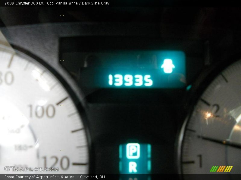 Cool Vanilla White / Dark Slate Gray 2009 Chrysler 300 LX