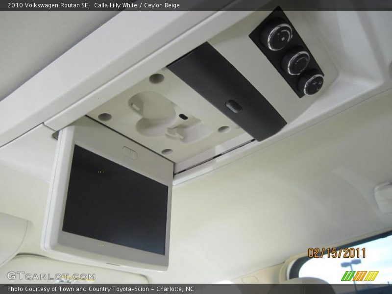 Calla Lilly White / Ceylon Beige 2010 Volkswagen Routan SE