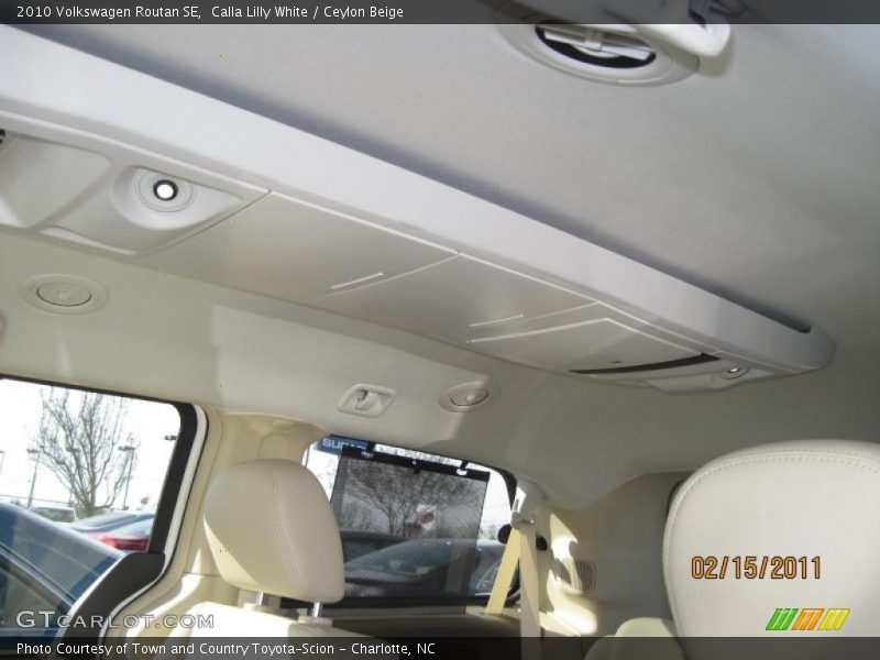 Calla Lilly White / Ceylon Beige 2010 Volkswagen Routan SE