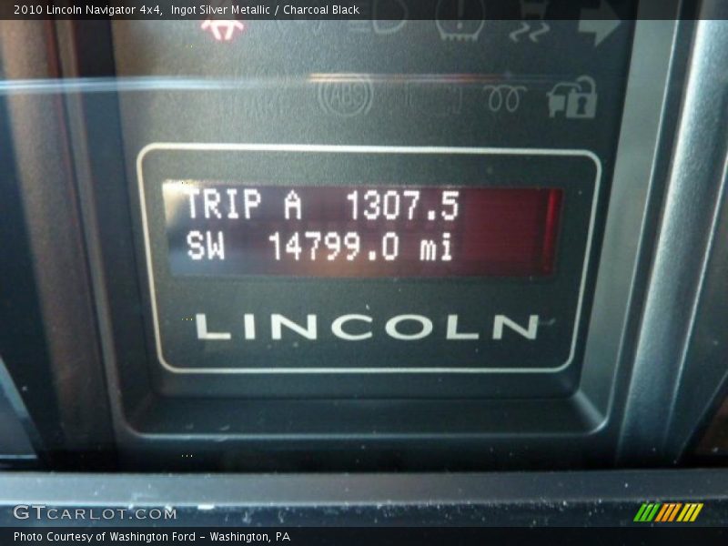Ingot Silver Metallic / Charcoal Black 2010 Lincoln Navigator 4x4