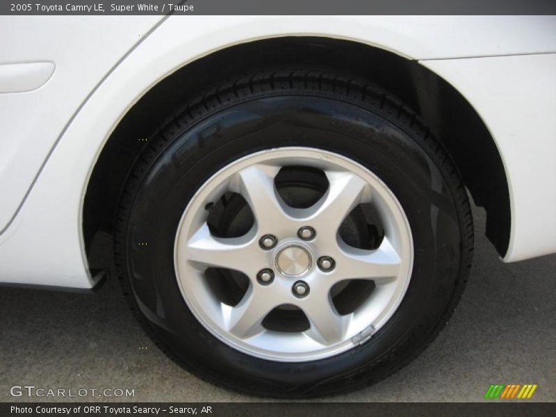 Super White / Taupe 2005 Toyota Camry LE