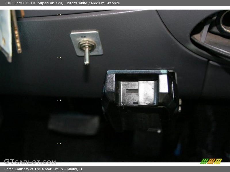 Oxford White / Medium Graphite 2002 Ford F150 XL SuperCab 4x4