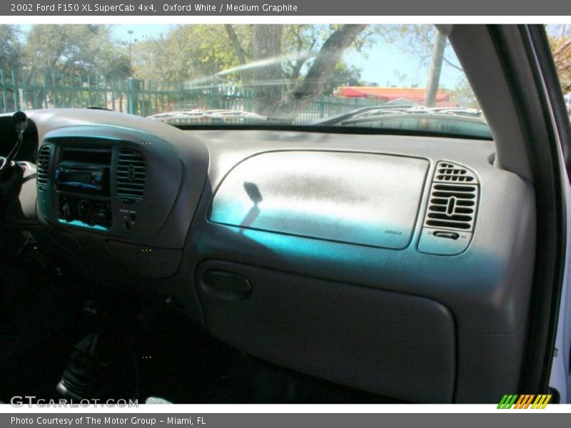 Oxford White / Medium Graphite 2002 Ford F150 XL SuperCab 4x4