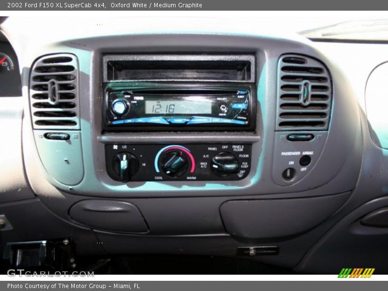 Oxford White / Medium Graphite 2002 Ford F150 XL SuperCab 4x4
