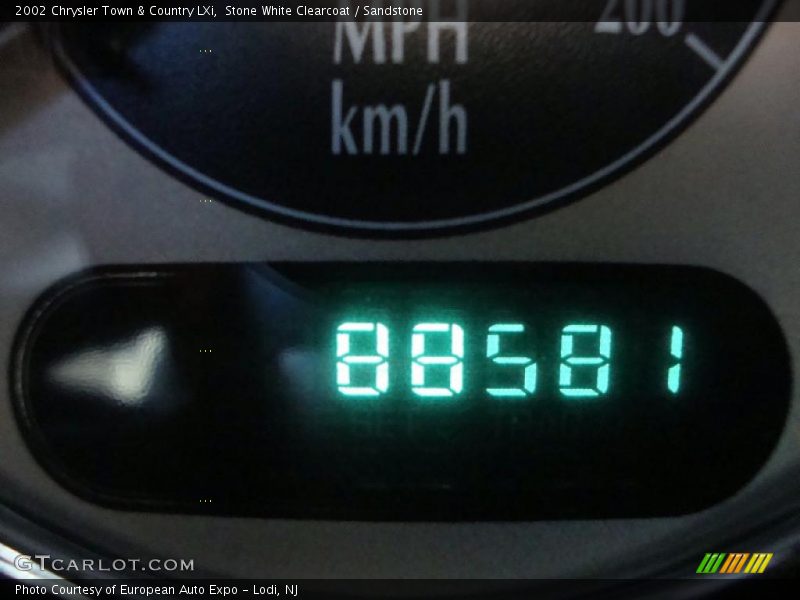 Stone White Clearcoat / Sandstone 2002 Chrysler Town & Country LXi