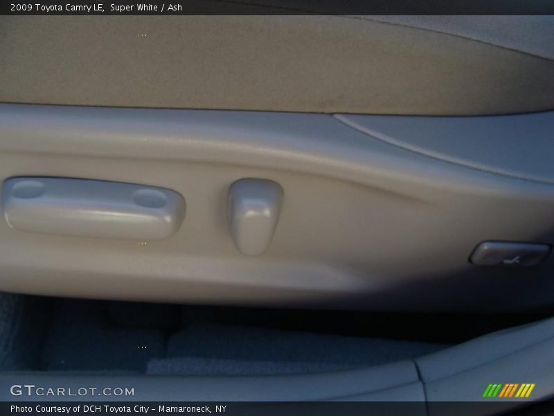 Super White / Ash 2009 Toyota Camry LE