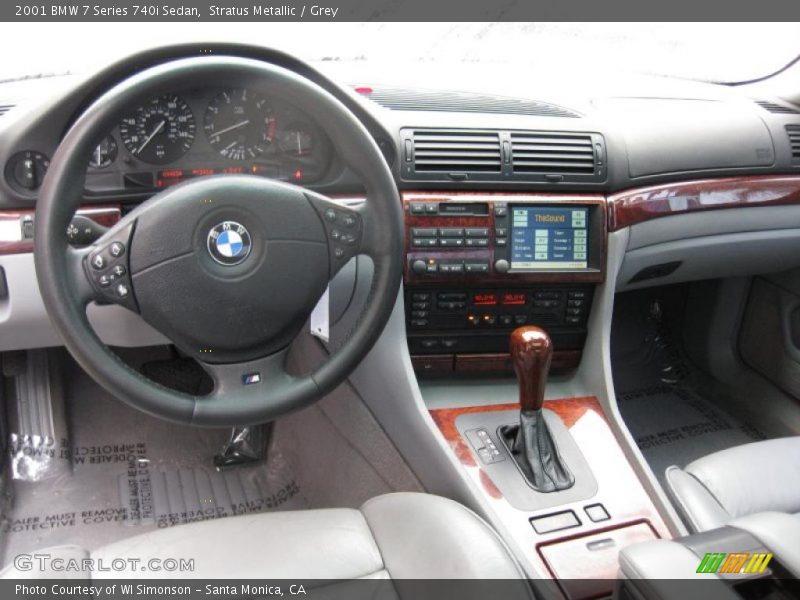 Dashboard of 2001 7 Series 740i Sedan