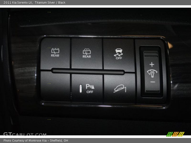 Titanium Silver / Black 2011 Kia Sorento LX