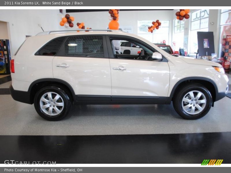 White Sand Beige / Black 2011 Kia Sorento LX