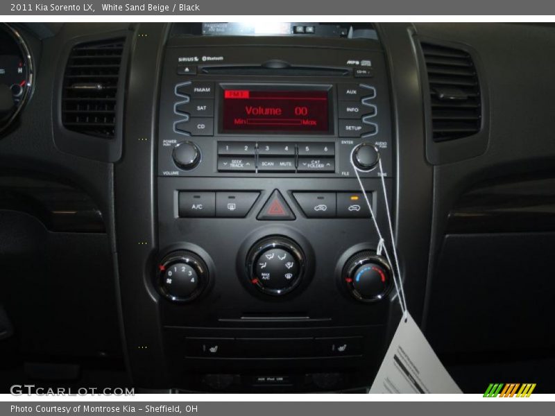 White Sand Beige / Black 2011 Kia Sorento LX