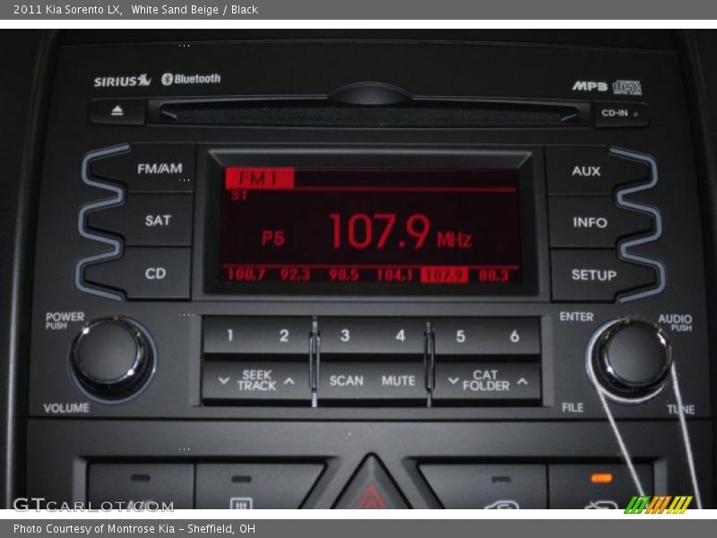White Sand Beige / Black 2011 Kia Sorento LX