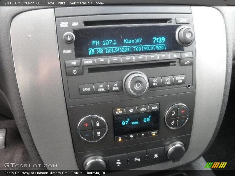 Pure Silver Metallic / Ebony 2011 GMC Yukon XL SLE 4x4