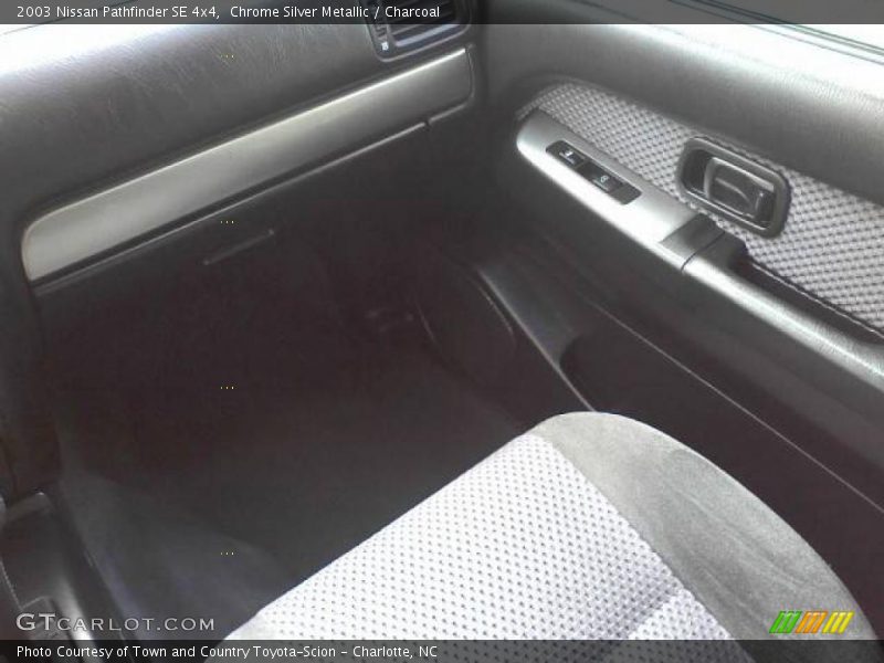Chrome Silver Metallic / Charcoal 2003 Nissan Pathfinder SE 4x4