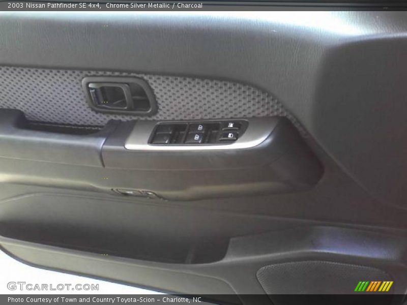 Chrome Silver Metallic / Charcoal 2003 Nissan Pathfinder SE 4x4