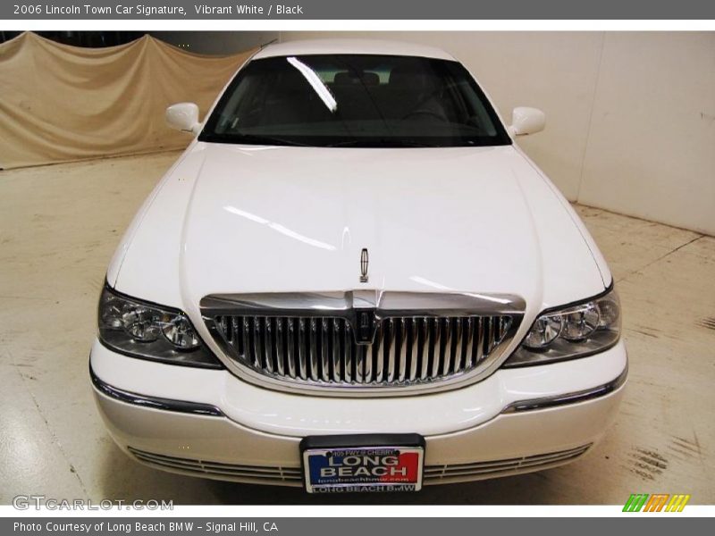 Vibrant White / Black 2006 Lincoln Town Car Signature