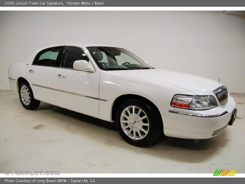 Vibrant White / Black 2006 Lincoln Town Car Signature