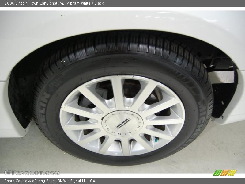 Vibrant White / Black 2006 Lincoln Town Car Signature