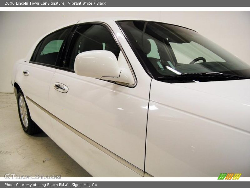 Vibrant White / Black 2006 Lincoln Town Car Signature