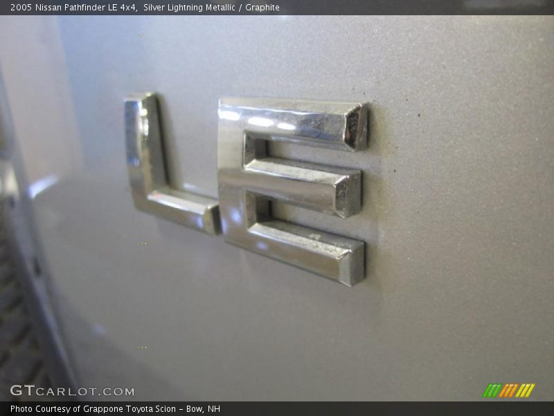 Silver Lightning Metallic / Graphite 2005 Nissan Pathfinder LE 4x4