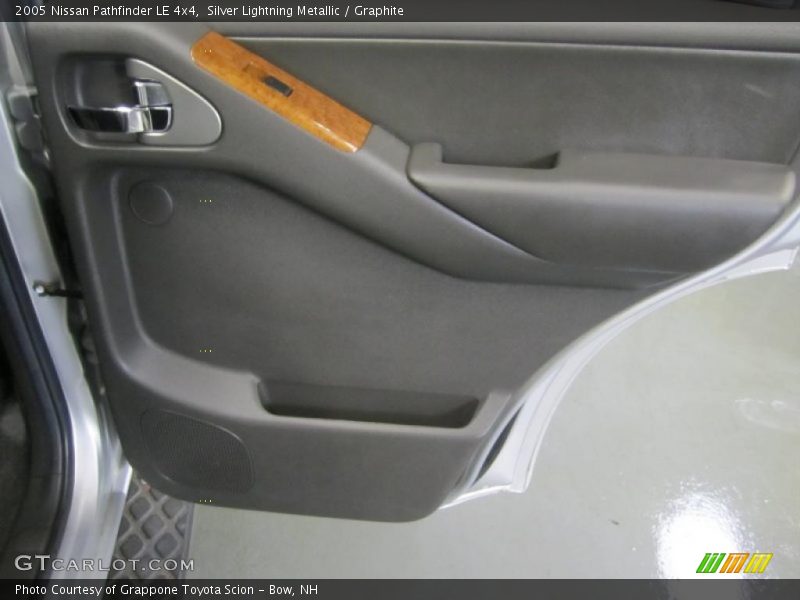 Silver Lightning Metallic / Graphite 2005 Nissan Pathfinder LE 4x4