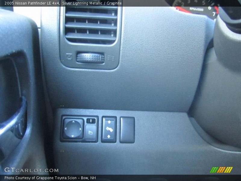 Silver Lightning Metallic / Graphite 2005 Nissan Pathfinder LE 4x4