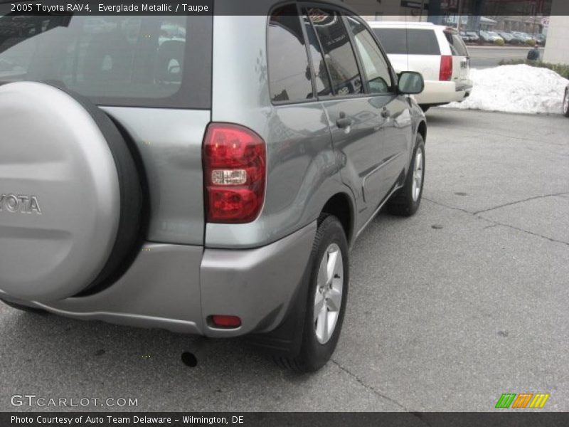 Everglade Metallic / Taupe 2005 Toyota RAV4