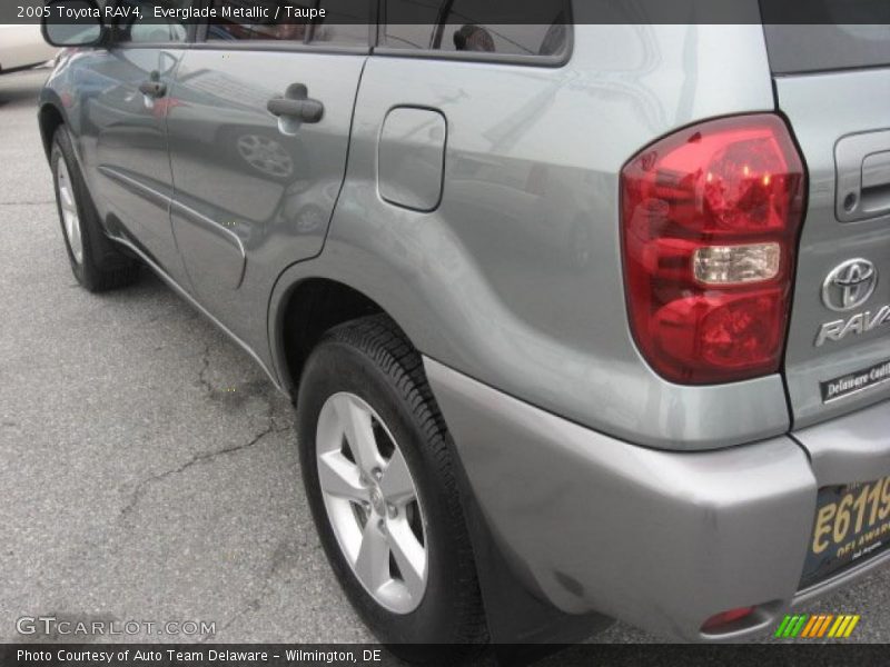 Everglade Metallic / Taupe 2005 Toyota RAV4
