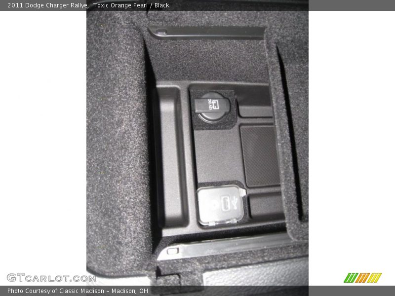 Toxic Orange Pearl / Black 2011 Dodge Charger Rallye