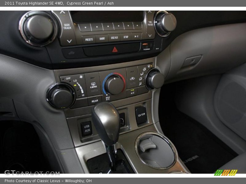 Controls of 2011 Highlander SE 4WD