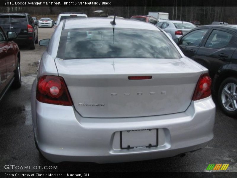 Bright Silver Metallic / Black 2011 Dodge Avenger Mainstreet
