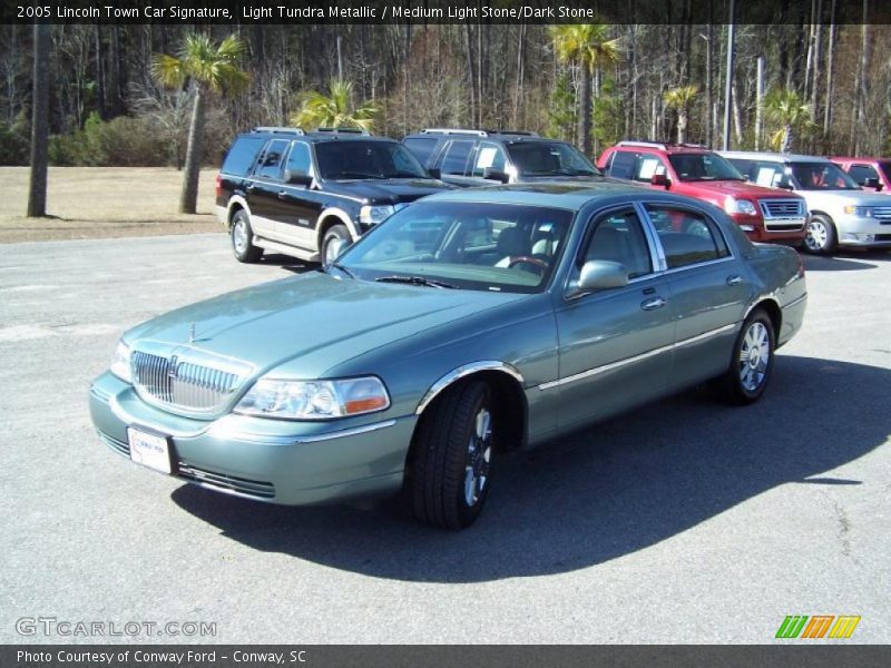 Light Tundra Metallic / Medium Light Stone/Dark Stone 2005 Lincoln Town Car Signature